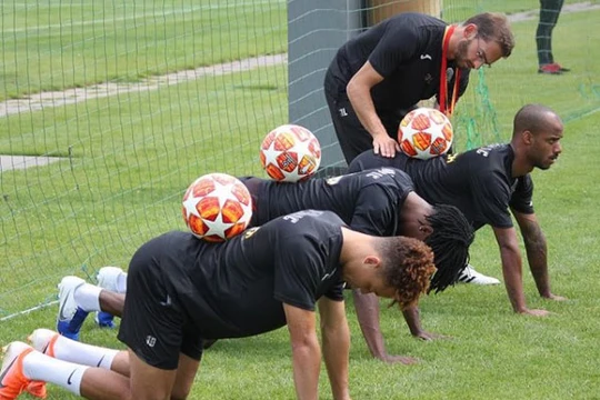 Ông Javier Luruenã Lobo đã bắt tay làm việc trên sân Thống Nhất. Ảnh TP.HCM.