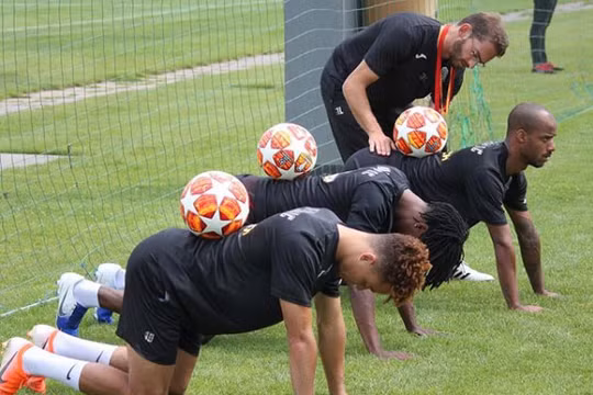 Ông Javier Luruenã Lobo đã bắt tay làm việc trên sân Thống Nhất. Ảnh TP.HCM.