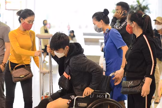 Duy Mạnh phải đi Singapore phẫu thuật điều trị đứt dây chằng chéo. Ảnh CLB