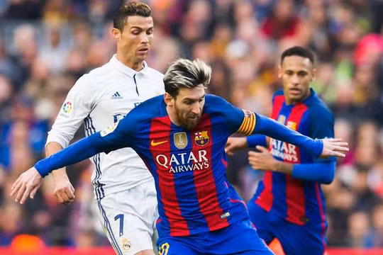 Theo bạn Lionel Messi và Cristiano Ronaldo, ai giỏi hơn? Ảnh CNN.