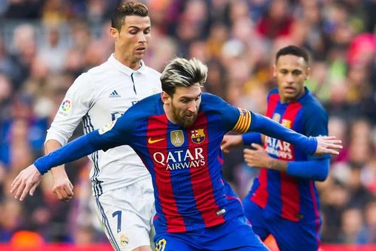 Theo bạn Lionel Messi và Cristiano Ronaldo, ai giỏi hơn? Ảnh CNN.