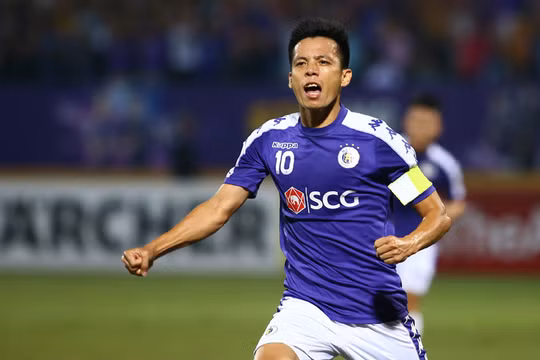 Lối đá của Văn Quyết không tốn quá nhiều sức, tiền đạo này thường cầm bóng, vờn đối thủ rồi bất ngờ đưa ra những phương án tấn công đầy bất ngờ, có tính đột biến, sáng tạo cao. Ảnh HNFC