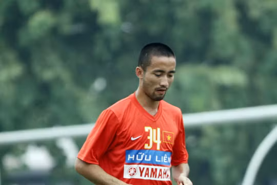 Dưới thời HLV Henrique Calisto, Công Minh là một trong hai quân bài chủ lực nơi tuyến giữa của các lứa đội tuyển. Ảnh VFF.