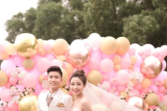 "Chúc mừng hạnh phúc. I love you, Văn Đức”, HLV Park Hang-seo đã dành cho cậu học trò cưng của mình những lời chúc phúc.