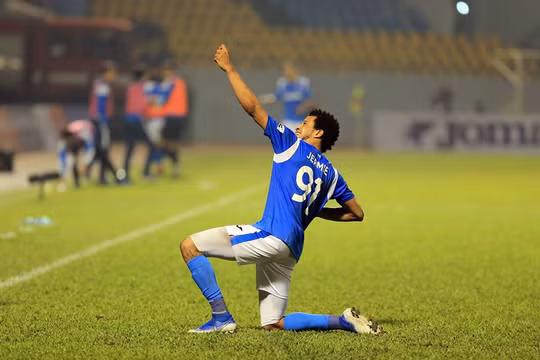 cầu thủ người Jamaica Lynch (Than Quảng Ninh) với những màn nhảy múa cùng trái bóng trên sân Plei-ku và Cẩm Phả vừa ma mị lại không kém phần hiệu quả. Ảnh CLB QN.