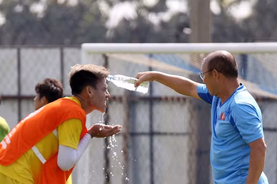 Ông Park quyết tâm “vá lỗi” để giành chiến thắng trước U23 Jordan. Ảnh AFC