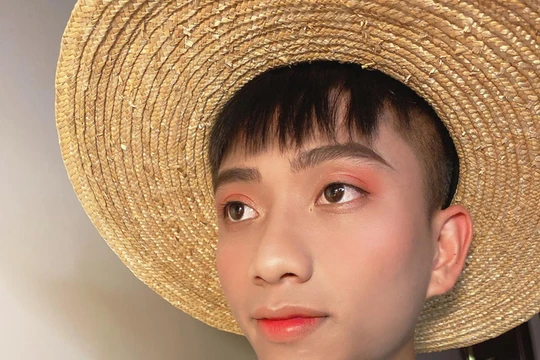 Văn Đức đang hạnh phúc khi trở thành "người mẫu bất đắc dĩ" trong tay vợ. Ảnh fbnv.