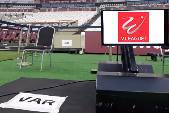 FIFA thông báo nếu V-League muốn áp dụng công nghệ VAR, thì VFF cần tập huấn trọng tài từ 7-8 đợt. Ảnh FOX