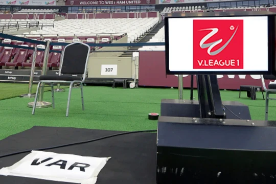FIFA thông báo nếu V-League muốn áp dụng công nghệ VAR, thì VFF cần tập huấn trọng tài từ 7-8 đợt. Ảnh FOX