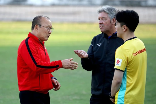 Mối quan hệ giữa HLV Park Hang Seo với GĐKT Gede được cho là tốt hơn nhiều dưới thời HLV Hữu Thắng. Ảnh VFF