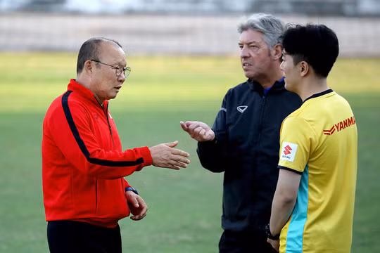 Mối quan hệ giữa HLV Park Hang Seo với GĐKT Gede được cho là tốt hơn nhiều dưới thời HLV Hữu Thắng. Ảnh VFF