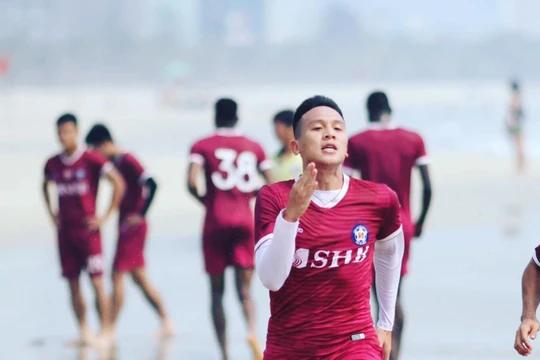 Đình Hoàng và các cầu thủ SHB Đà Nẵng đều trang thủ tập thể lực trên bãi biển. Ảnh FBNV.