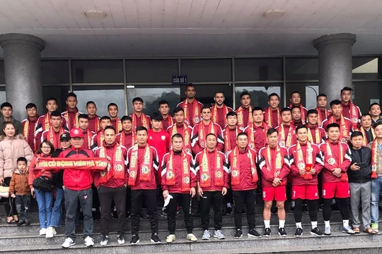 Không kiếm được điểm trên sân nhà trong trận gặp Viettel, Hồng Lĩnh Hà Tĩnh đã gặp khó ngay lần đầu dự V.League. Ảnh HLFC.