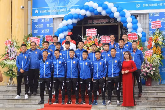 Với 1 thẻ đỏ, 48 thẻ vàng tại V.League 2019 dường như HLV Văn Sỹ muốn cải thiện nhiều lối đá của các học trò, kể cả Lâm Anh Quang một hậu vệ có lối đá khá mạnh mẽ giờ đây cũng chơi bóng bằng đầu nhiều hơn. Ảnh NĐFC