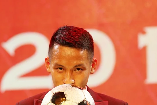 Quả bóng vàng 2019 cho bóng đá nam đã thuộc về Đỗ Hùng Dũng. Ảnh SGGP.