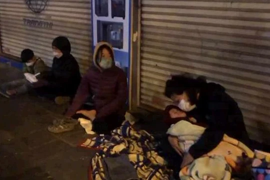 Người vô gia cư giả vứt lại đồ ăn, quần áo, trở về nhà 3 tầng mặt phố cổ