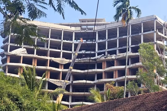 Khách sạn 12 tầng xây dựng trái phép ở Phú Quốc bắt đầu tháo dỡ