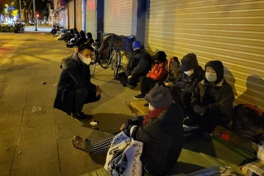 Nhiều người đi xe LX, Honda Lead, Vision, giả làm "vô gia cư" để kiếm đồ từ thiện 