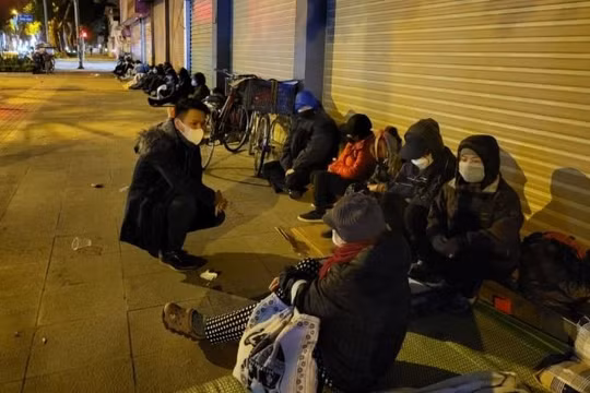 Nhiều người đi xe LX, Honda Lead, Vision, giả làm "vô gia cư" để kiếm đồ từ thiện 