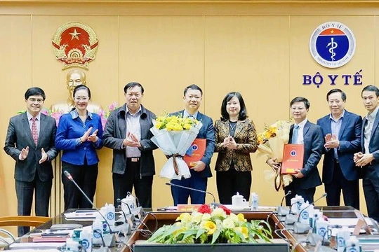 Bộ trưởng Bộ Y tế Đào Hồng Lan trao quyết định bổ nhiệm Cục trưởng Cục Dân số và Giám đốc Trung tâm mua sắm tập trung thuốc Quốc gia