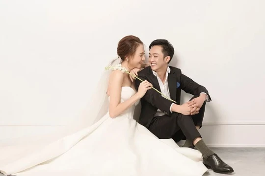 Đám cưới doanh nhân Cường Đôla và ca sĩ Đàm Thu Trang diễn ra tối 28/7 tại Quận 1, TP HCM.