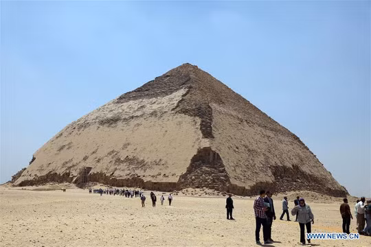 Hôm qua 13/7, Bộ Cổ vật Ai Cập đã chính thức khai mạc và mở cửa Kim tự tháp Bent 4.600 năm tuổi tại nghĩa địa hoàng gia Dahshur ở tỉnh Giza phía nam thủ đô Cairo. Nguồn ảnh: Xinhua