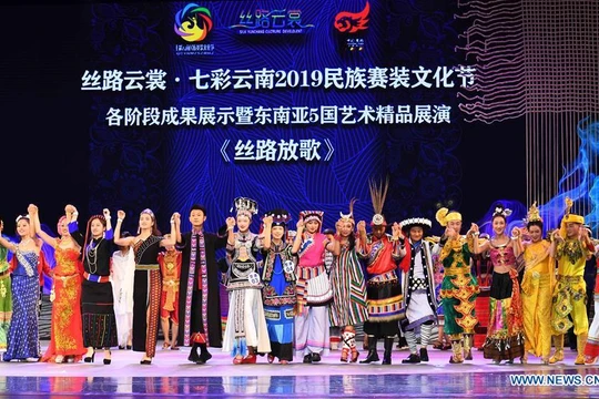 Lễ hội thời trang các dân tộc châu Á vừa được tổ chức tại tỉnh Vân Nam Trung Quốc với sự tham gia của nhiều quốc gia châu Á hôm 24/7 vừa qua. 
