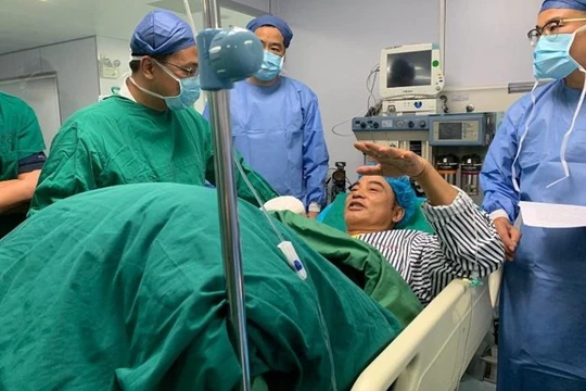 Nhậm Đạt hoa bị thương khá nặng.