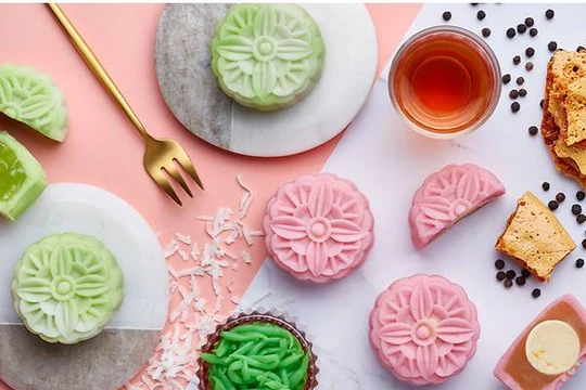 Thưởng thức 10 phong cách làm bánh Trung thu năm 2019 tại châu Á. Ảnh CNA