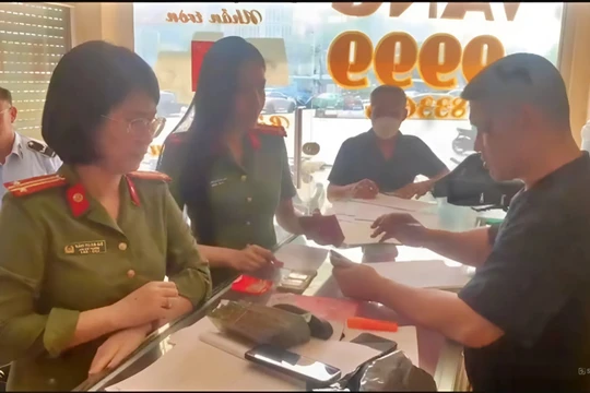 Các đơn vị chức năng kiểm tra một cơ sở kinh doanh vàng bạc phát hiện có sai phạm. Ảnh: Bộ Công an.