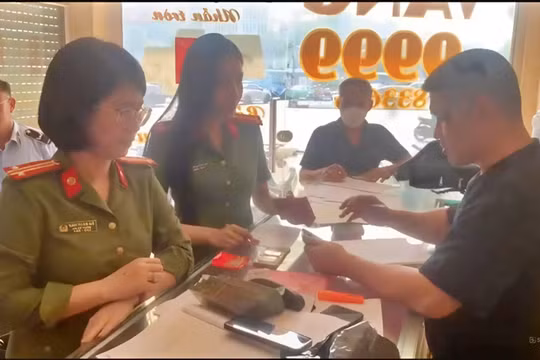 Các đơn vị chức năng kiểm tra một cơ sở kinh doanh vàng bạc phát hiện có sai phạm. Ảnh: Bộ Công an.