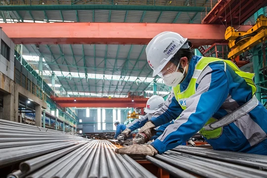 12 doanh nghiệp tôn mạ và ống thép nội địa sẽ bị thiệt hại nghiêm trọng nếu áp thuế chống bán phá giá thép cán nóng Trung Quốc. Ảnh: Bloomberg.