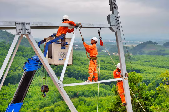 EVN cần tăng 5% giá bán lẻ điện mới đủ bù lỗ