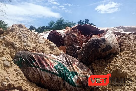 Người dân sống xung quanh bãi rác Khánh Sơn hốt hoảng khi phát hiện hàng trăm bao chất thải lạ được chôn lấp tại khu vực