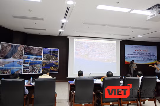 Sáng 25/9, UBND TP Đà Nẵng tổ chức thi tuyển chọn công khai phương án công trình vượt sông Hàn với sự tham dự 6 đơn vị dự thi đến từ 11 công ty tư vấn thiết kế trong và ngoài nước.