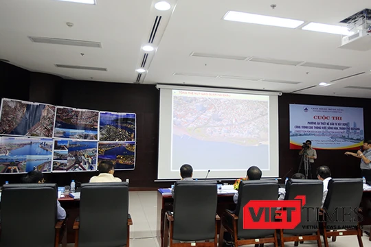 Sáng 25/9, UBND TP Đà Nẵng tổ chức thi tuyển chọn công khai phương án công trình vượt sông Hàn với sự tham dự 6 đơn vị dự thi đến từ 11 công ty tư vấn thiết kế trong và ngoài nước.