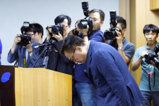 Koh Dong-jin, Giám đốc bộ phận di động xin lỗi công khai (ảnh internet)