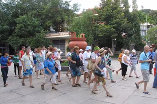 Khách du lịch quốc tế trên đường phố Nha Trang ảnh: Bảo Chân