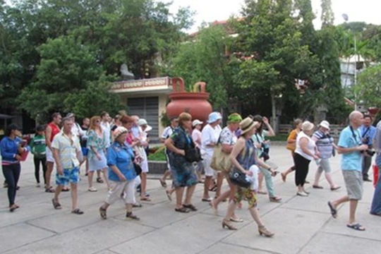 Khách du lịch quốc tế trên đường phố Nha Trang ảnh: Bảo Chân