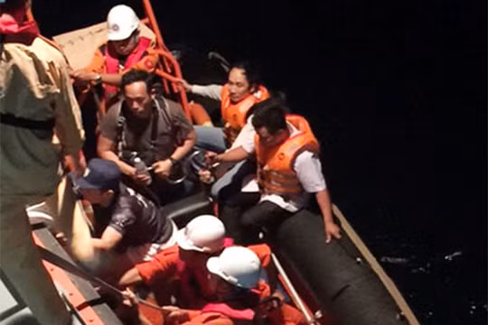 Tàu cứu hộ SAR 274 thuộc Trung tâm cứu nạn hàng hải khu vực 2 vừa đưa thuyền viên người Singapore gặp nạn trên biển về đến bờ và chuyển đến bệnh viện để chữa trị.