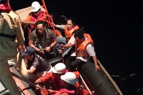 Tàu cứu hộ SAR 274 thuộc Trung tâm cứu nạn hàng hải khu vực 2 vừa đưa thuyền viên người Singapore gặp nạn trên biển về đến bờ và chuyển đến bệnh viện để chữa trị.