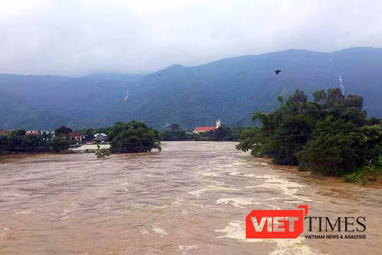 Lũ khẩn cấp trên các sông ở miền Trung, hàng ngàn hộ dân đã phải sơ tán khẩn