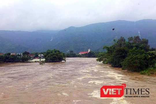 Tính đến chiều 16/12, đã có 14 hồ thủy điện trên địa bàn các tỉnh miền Trung thi nhau xả lũ, nhiều thủy điện xả "hết cỡ" khiến hạ du các sông từ Thừa Thiên Huế đến Khánh Hòa ngập nặng nề.