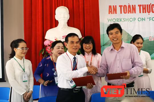 Sáng 8/7, Hội đồng khoa học Trường ĐH Đông Á (Đà Nẵng) đã ký kết thỏa thuận chuyển giao công nghệ sản xuất nước mắm sạch cho làng nghề nước mắm Tam Thanh (Quảng Nam).