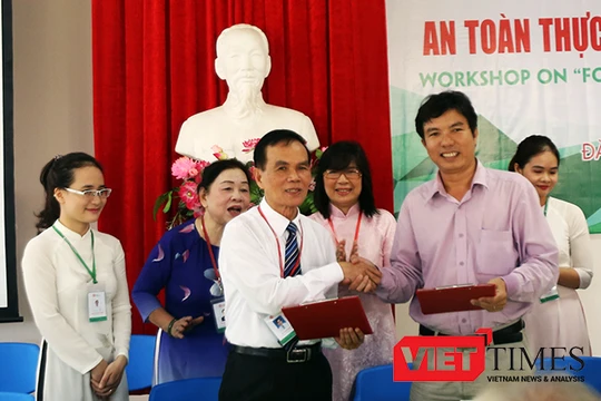 Sáng 8/7, Hội đồng khoa học Trường ĐH Đông Á (Đà Nẵng) đã ký kết thỏa thuận chuyển giao công nghệ sản xuất nước mắm sạch cho làng nghề nước mắm Tam Thanh (Quảng Nam).