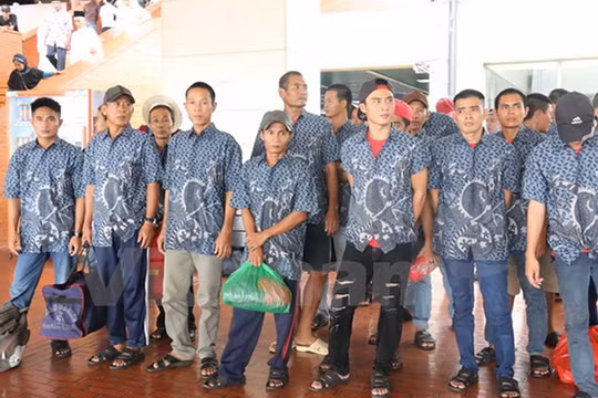 Các ngư dân tại sân bay Soekarno Hatta, Indonesia trước khi về nước. (Ảnh: Đỗ Quyên/Vietnam+)