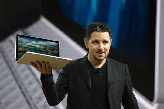 ​ Microsoft đang muốn người dùng Apple chuyển sang sử dụng sản phẩm của mình (Ảnh: AFP)