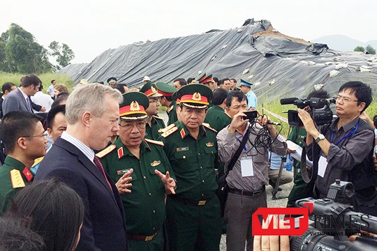 Thứ trưởng Bộ Quốc phòng Việt Nam Thượng tướng Nguyễn Chí Vịnh và Đại sứ Hoa Kỳ tại Việt Nam Ted Osius tại buổi khởi công Giai đoạn 2 xủ lý dioxin tại Sân bay Đà Nẵng