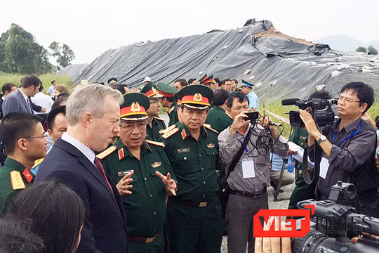 Thứ trưởng Bộ Quốc phòng Việt Nam Thượng tướng Nguyễn Chí Vịnh và Đại sứ Hoa Kỳ tại Việt Nam Ted Osius tại buổi khởi công Giai đoạn 2 xủ lý dioxin tại Sân bay Đà Nẵng