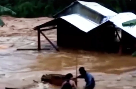 Mặc dù sự cố đã xảy ra hơn 1,5 tháng qua, chính quyền địa phương tổ chức nhiều lần kê khai tài sản. Nhưng đến nay, người dân bị thiệt hại vẫn sống cảnh vất vưởng, ở nhờ chờ tiền đền bù.